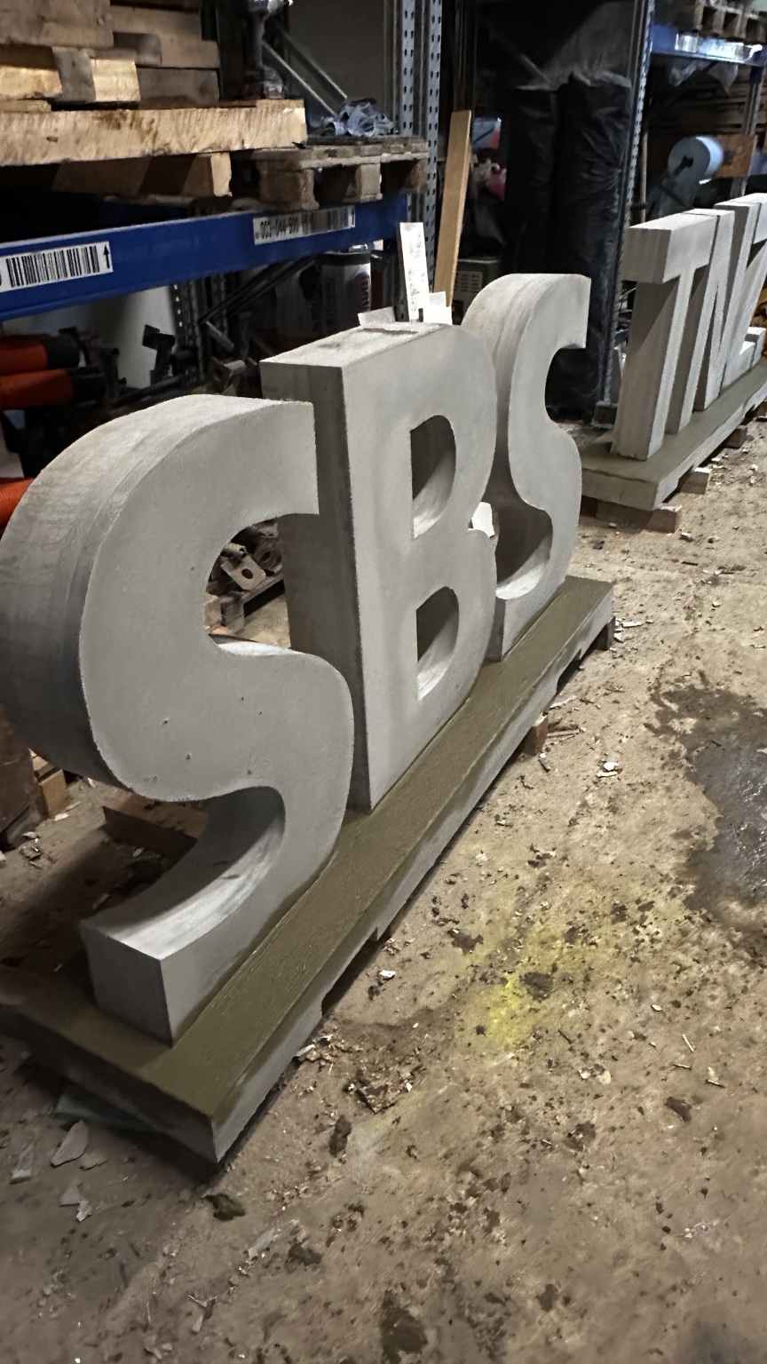 Ausgeschalte Betonbuchstaben: Form, Kanten und Oberfläche