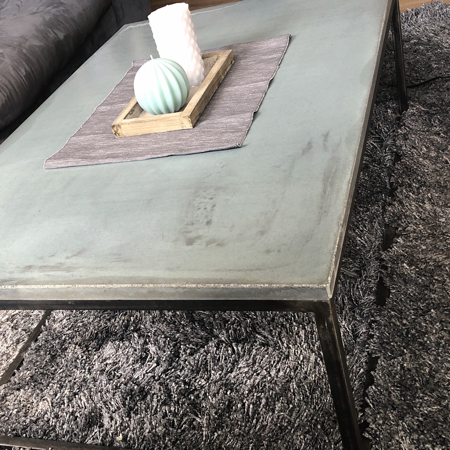 Couchtisch mit Betonplatte: Betonoberfläche auf einem filigranen Metallgestell