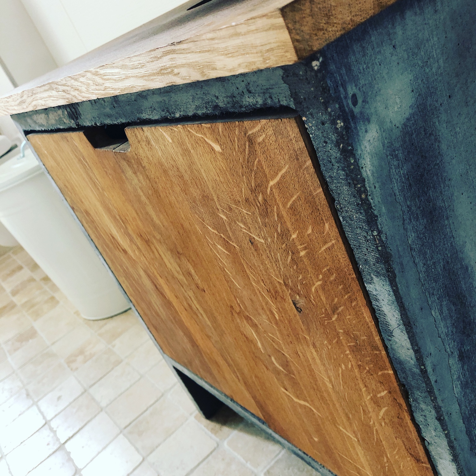 Materialübergang im Detail: Betonkante, Holzfront und Ablage
