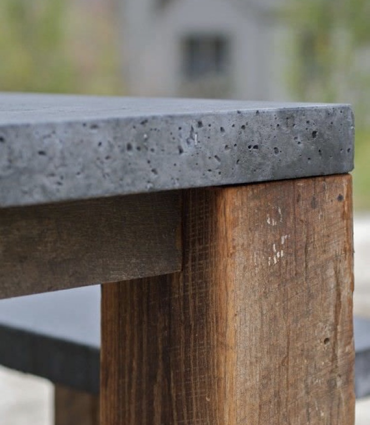 Betonkante und Holzgestell: Detail der Materialien und ihrer Verbindung
